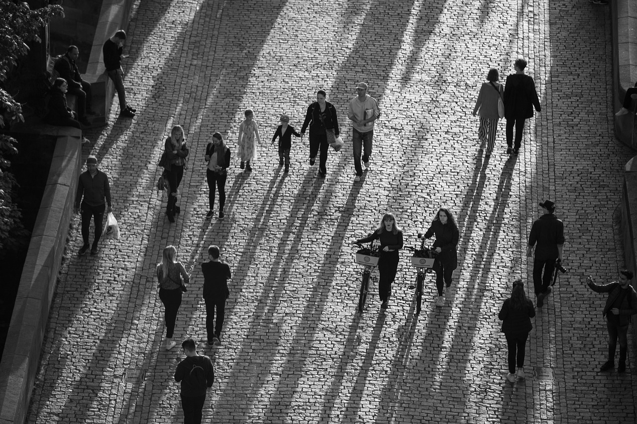 El binomio del blanco y negro, uno de los grandes protagonistas de la temporada, encuentra también su reflejo en el estilo de calle.