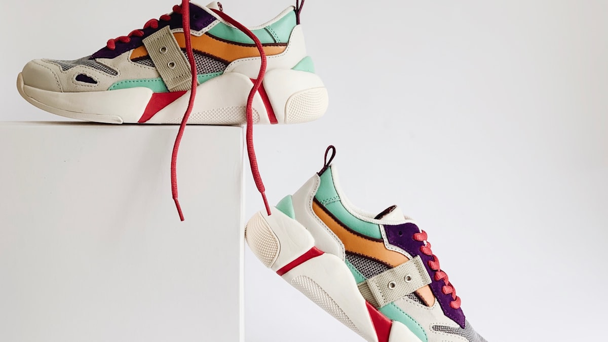 Del zapato clásico de piel a las zapatillas de diseño, la industria española abarca prácticamente todos los estilos.